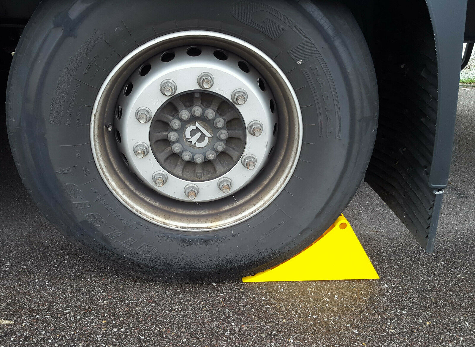 Hemmschuh + Halter LKW Unterlegkeil Polypropylen 6,5 to Anhänger Trecker - GELB